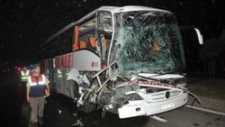 Bursa'da yolcu otobüsü TIR'a çarptı