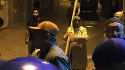 Kadınlar sopalarla sokağa çıktı