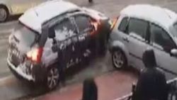 Bursa'da buzlanan yolda 3 araç çarpıştı