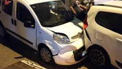 Fren tutmayan kamyonet doğalgaz borusu ve 10 araca zarar verdi