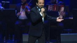 Kenan Doğulu'dan Zeki Müren taklidi