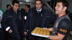 Kavga ihbarına giden polislere gençlerden sürpriz