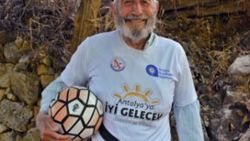 96 yaşında top peşinde koşuyor
