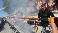 1,5 saatte hazırlanan 19 metrelik kebap 15 dakikada bitti