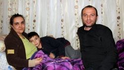 6 yıldır yatalak eşine bakıyor