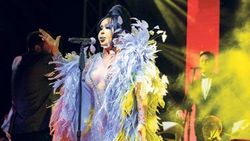 Bülent Ersoy'un makyajı Rihanna’dan