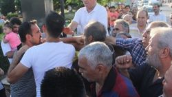 Adana'da kar kuyruğunda kavga çıktı