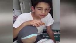 Uyurken sahur yapan çocuk güldürdü