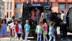Şırnak'ta çocuklar TOMA'dan tazyikli su sıktı