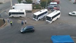 Çöken yolda 3 midibüs mahsur kaldı