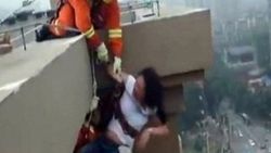 18'inci kattan atlamaya kalkışan kız son anda kurtarıldı