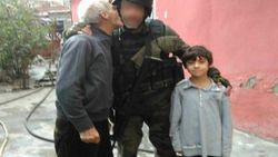 Cizreliden özel harekat polisine teşekkür öpücüğü