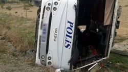 Adana'da çevik kuvvet minibüsü devrildi