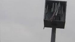 Lodosta parçalanan reklam panosundan baz istasyonu çıktı
