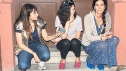 Bergüzar Korel kapı önünde muhabbet ederken görüntülendi