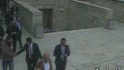 Takım elbiseli adamın kimliği ortaya çıktı