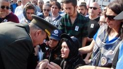 Şehit annesinin elini öpen komutan darbeci çıktı