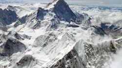 Nepal'de çığ altında kalan 17 dağcı hayatını kaybetti