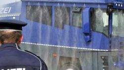 Almanya'nın 33 tonluk TOMA'sı tenis topuyla hasar gördü