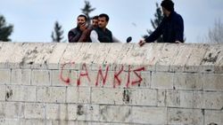 Tarihi köprüye sprey boya ile yazı yazdılar