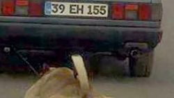 Aracın arkasına bağladığı köpeği metrelerce sürükledi