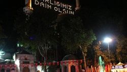 Tarihi camiilerde 15 Temmuz için mahyalı mesaj