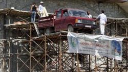 Trabzonlu işçiler inşaata taş taşımak için köprü yaptı
