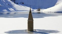 Baraj suyu çekilince cami minaresi ortaya çıktı