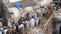 Pakistan'da cami çöktü: 18 ölü