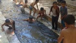 Urfalı çocuklar cami avlusunda serinliyor