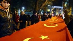 Çanakkale 1915 metrelik bayrakla yürüdü