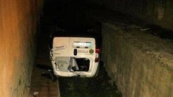 Otomobil site bahçesine düştü: 3 yaralı