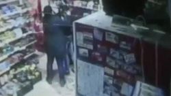 Büfe sahibi kadın iki soyguncuya tek başına direndi