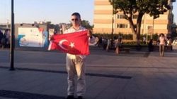 Şehit polisler için tek kişilik saygı duruşu