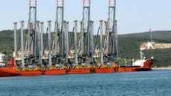 Dev kargo gemisi Çanakkale Boğazı'ndan geçti