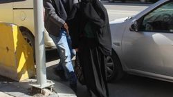 Sevgilisiyle buluşmak için çarşaf giydi