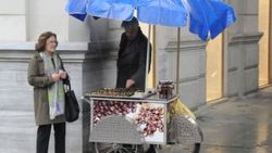 Behzat Uygur kestane tezgahının başına geçti