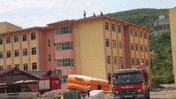 Parasını alamayan işçiler çatıya çıktı