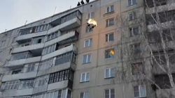 Kendini yakan genç çatıdan atladı