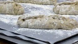 Finlandiya'da bir fırın çekirgeden ekmek yapıyor