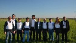 Sınırda görev yapan gazetecilere çelik yelek hediye etti