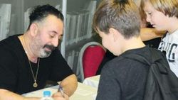Cem Yılmaz 8 saat imza attı