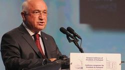 Cemil Çiçek: Avrupa'daki yabancı karşıtlığı endişe verici
