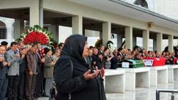 Eski MHP’li vekil Ali Güngör'ün cenazesinde bir kadın namaz kıldı