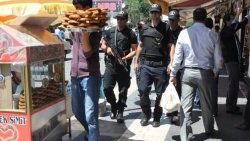 Çözüm süreci meyvesini verdi: Diyarbakır'da çevik kuvvet kapkaççı peşinde