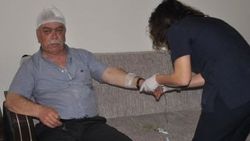 Uyuyan oğlunu öldü sanan adam doktoru dövdü