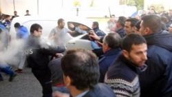 Antalya'da zabıta ile pazarcılar birbirine girdi