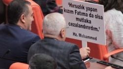 CHP'li İhsan Özkes Meclis'te hadisli pankart kaldırdı