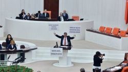 CHP'li vekil kürsüde pankart açtı