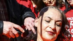 Kadına şiddet protestosunda saçlarını kestirdiler
